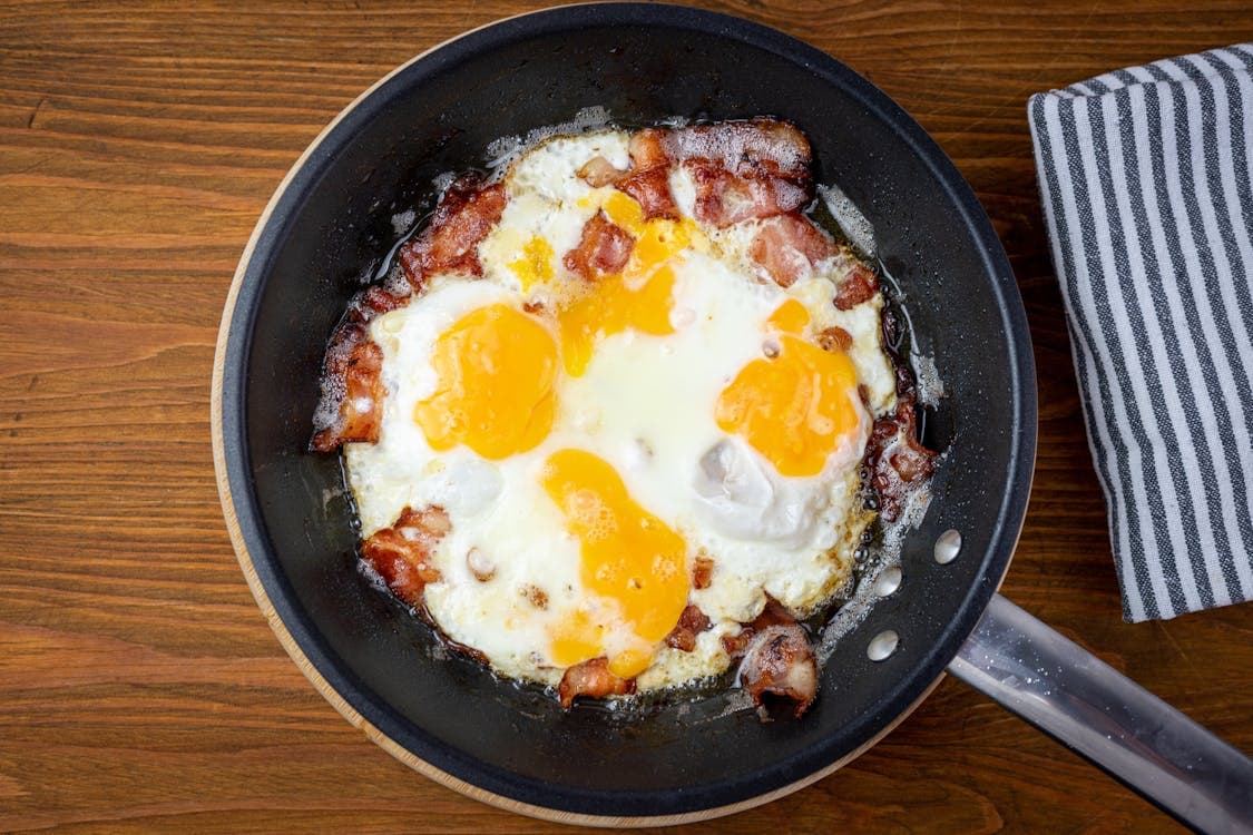 Bauernfrühstück mit Eiern und Speck
